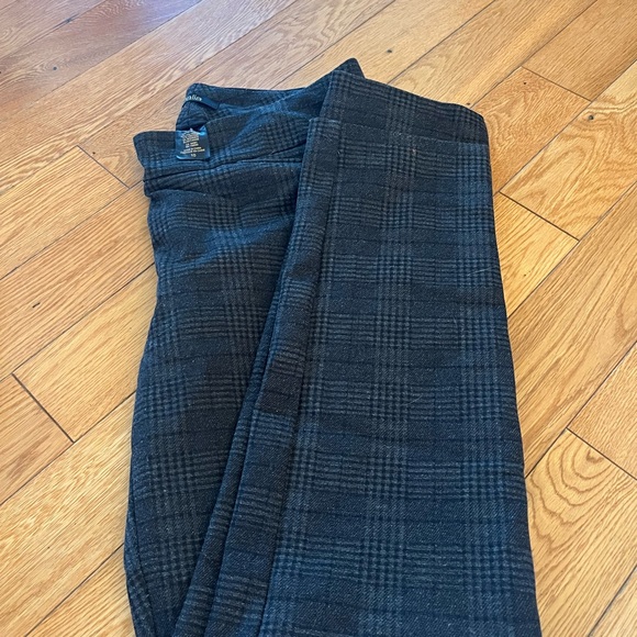Levi’s straight leg with rips at knees - Picture 3 of 5